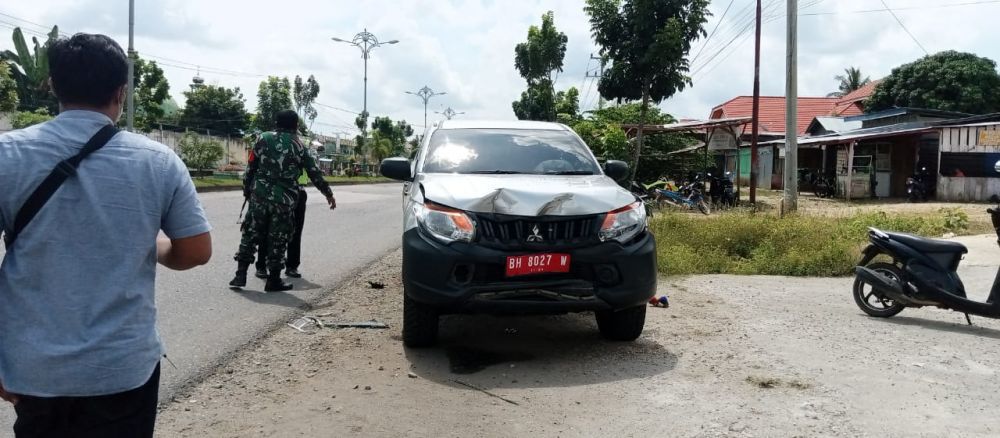 Mobil Dinas Camat di Tebo Tabrak Mobil Terparkir