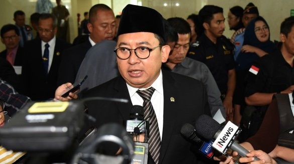 Vaksin Berbayar Dibatalkan, Fadli Zon Minta Jokowi Ambil Alih Komando Penanganan Covid-19