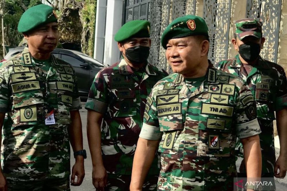 Jendral Dudung Kenakan Seragam Baru TNI AD