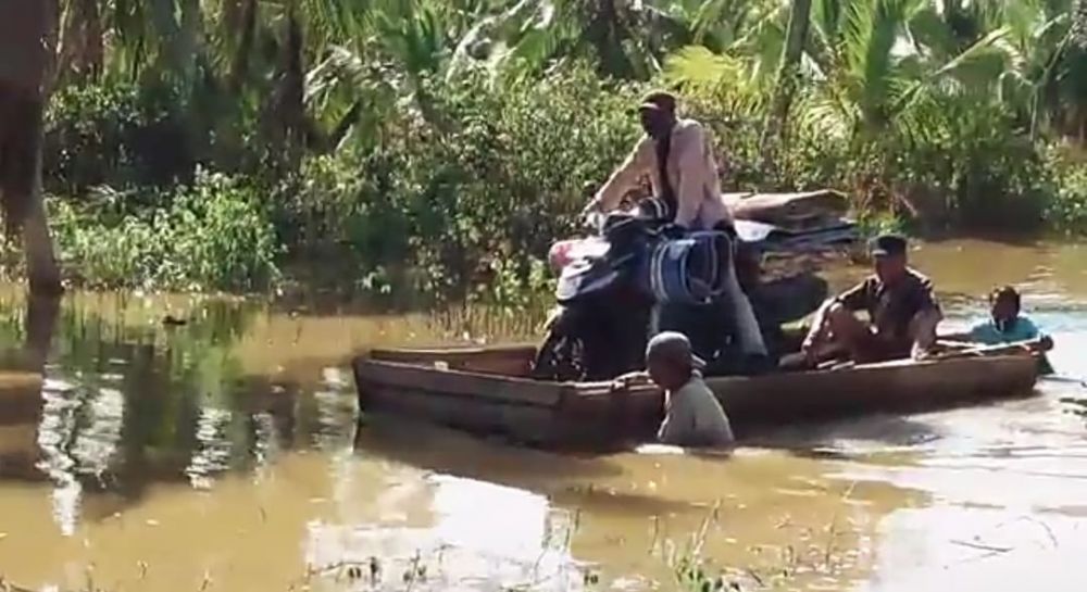 Akses Jalan Ke Mendahara Putus Akibat Banjir Rob, Warga Inisiatif Sediakan Jasa Rakit Penyeberangan