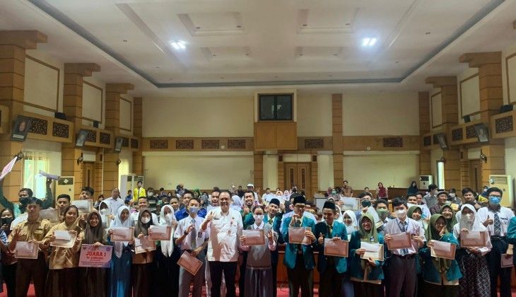 Serahkan Hadiah Pada Pemenang Lomba OSN-O2SN-FLS2N-LDBI-NSDC,  Kepala Dinas Pendidikan Provinsi Jambi Berikan Apresiasi 