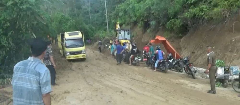 Jalan Bangko - Jangkat Terputus Selama 12 Jam Akibat Longsor