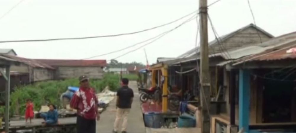 Tiang Listrik Kayu Sudah Lapuk, PLN Muara Sabak Tidak Berdaya