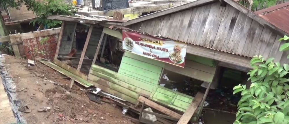 Bedeng Sepuluh Pintu Di Desa Sarang Burung Ambruk