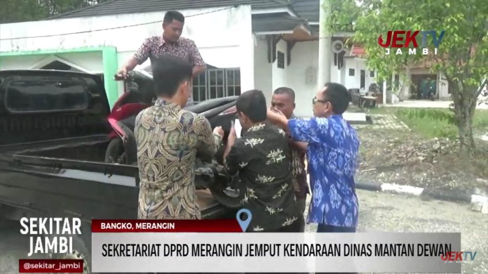 SEKRETARIAT DPRD MERANGIN JEMPUT KENDARAAN DINAS MANTAN DEWAN