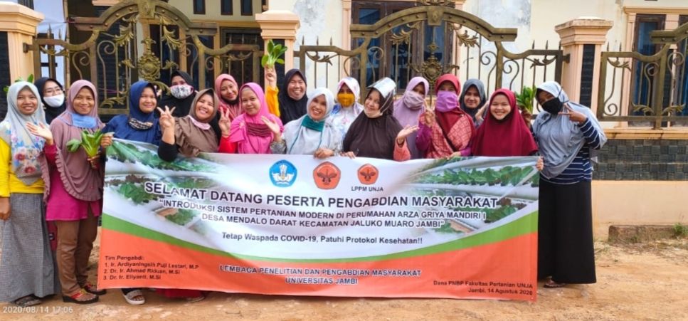 Berkebun Hidroponik Di Tengah Kondisi Pandemi; Bakti Universitas Jambi Untuk Masyarakat Jambi