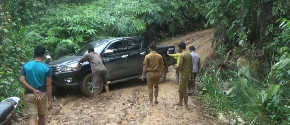 Al Haris Rela Bantu Menarik Mobil Demi Dengar Aspirasi Warga