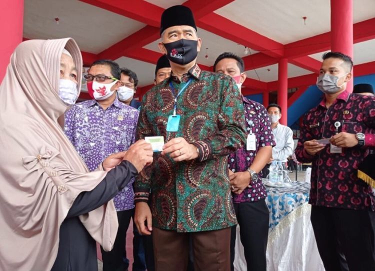 Pemkot Jambi Distribusikan Kartu Pelanggan Gas Subsidi ke Masyarakat