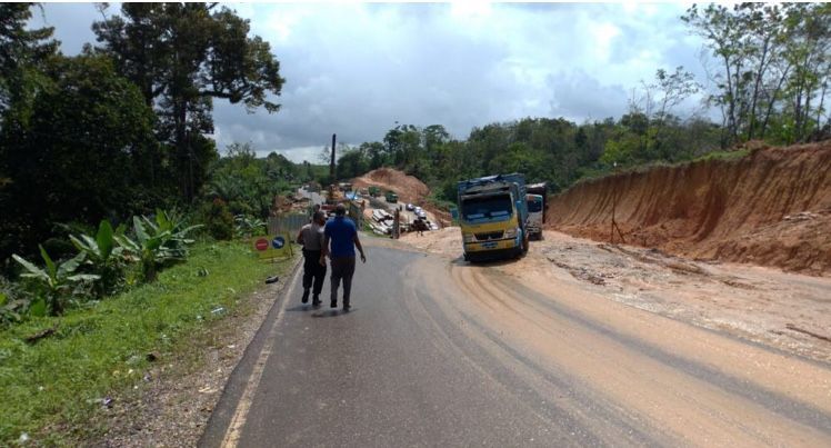 Jembatan Jalan Lintas Tembesi - Sarolangun Retak