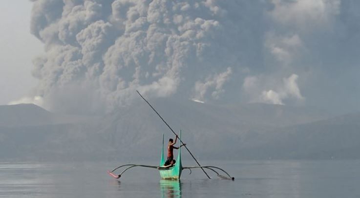 Gunung Taal Erupsi, 450 Ribu Jiwa Berada dalam Zona Bahaya