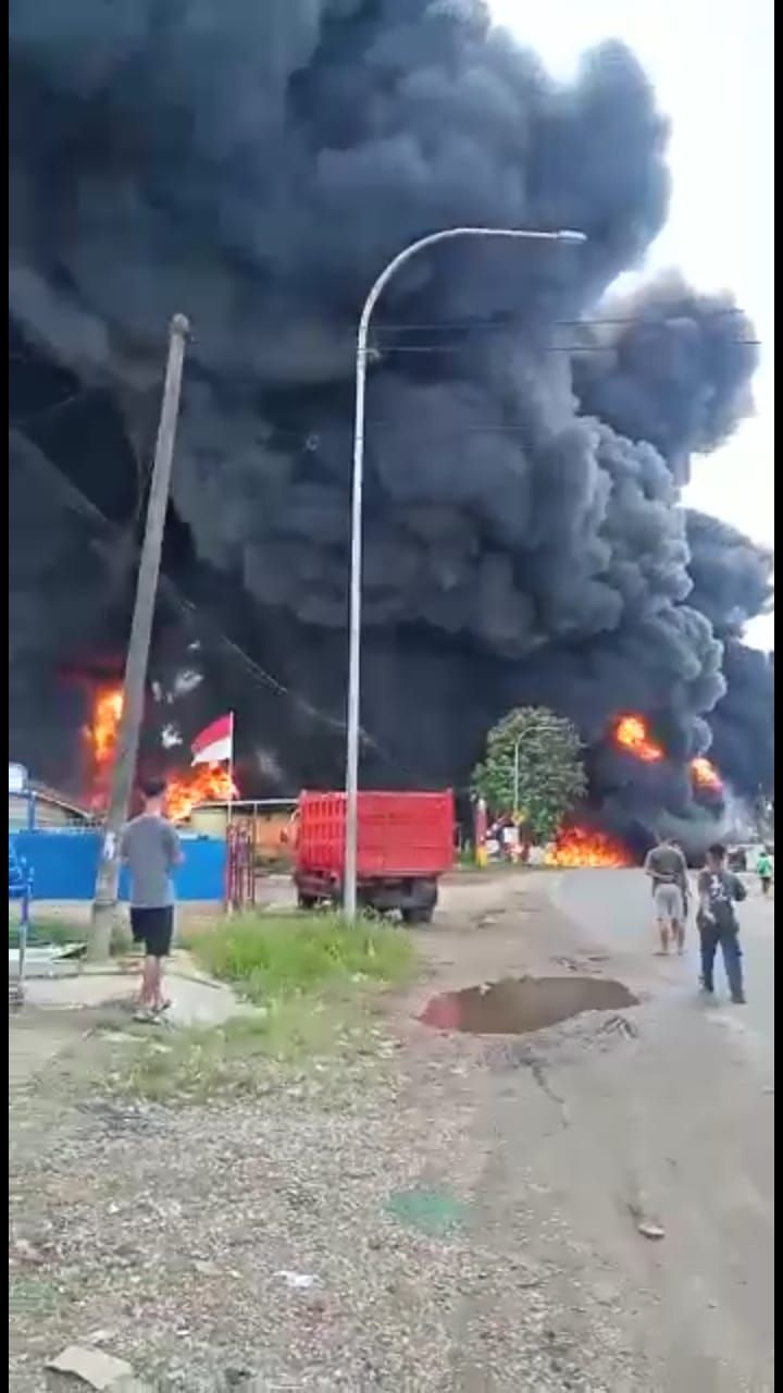 Kebakaran Di Gudang Minyak di Jalan Lingkar Barat. Api Merembet ke Jalan Aspal