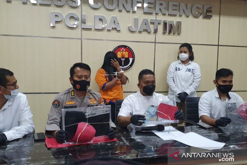 2 Wanita dan Pria di Ruang Karaoke, Lagi Main 'Kuda-kudaan' Tanpa Celana Dalam