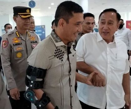 Tiba di Jambi, Kapolda Jambi Irjen Pol Rusdi Hartono Terlihat Masih Menggunakan Penahan Siku