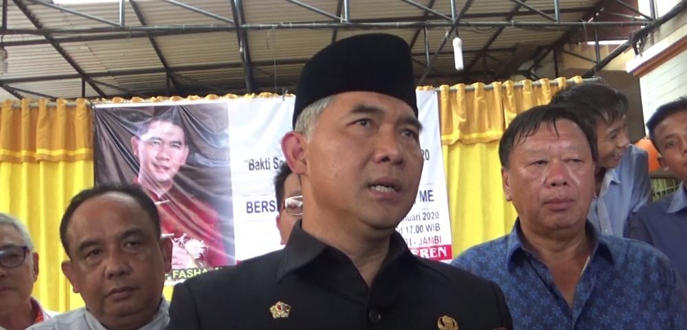 Wali Kota Syarif Fasha Bagikan 530 Paket Kasih Imlek 2020