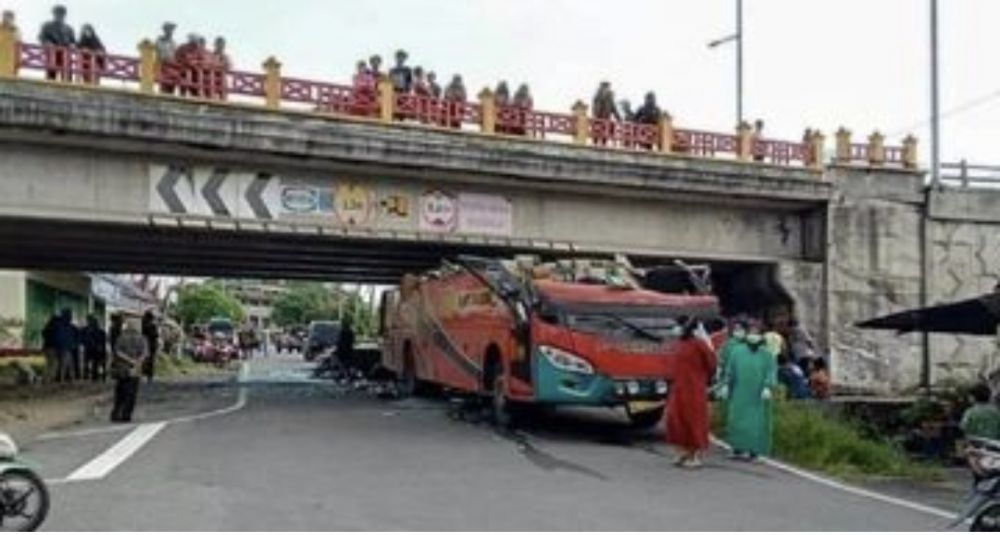 Ngeri,,kecelakaan bus di padang panjang atap mobil “ Terkelupas “ sopir melarikan diri