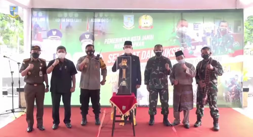Walikota Jambi Syarif Fasha Terima Peyerahan Piala Juara I Lomba Binter Nasional