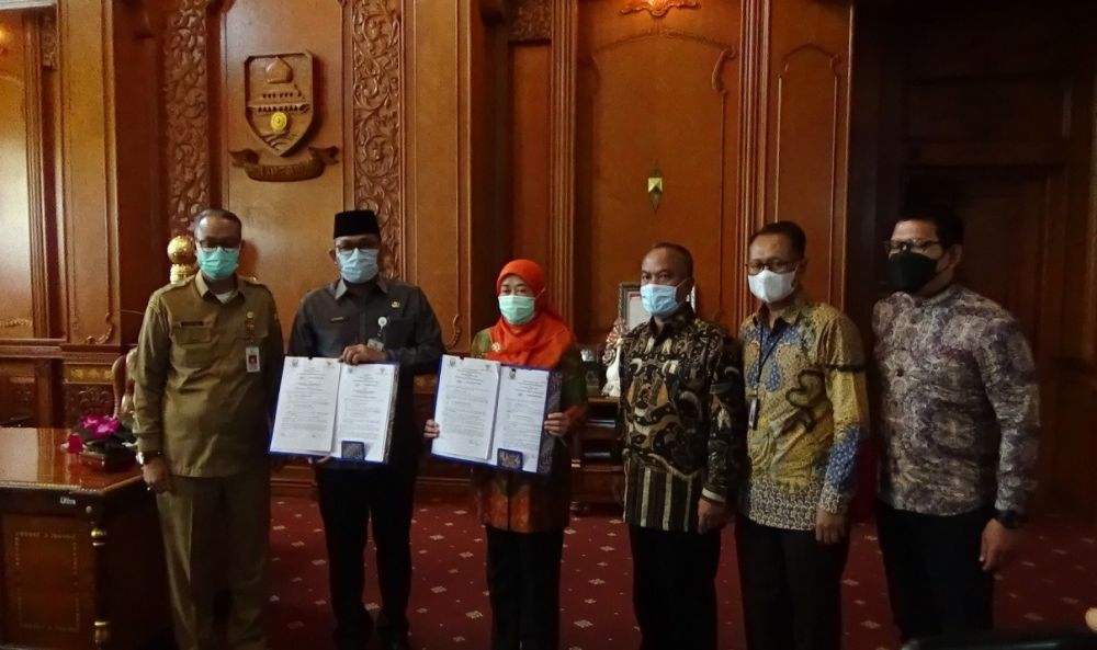 PLH Gubernur Sudirman Serahkan Dokumen Hibah PEMPROV Jambi Ke BKN