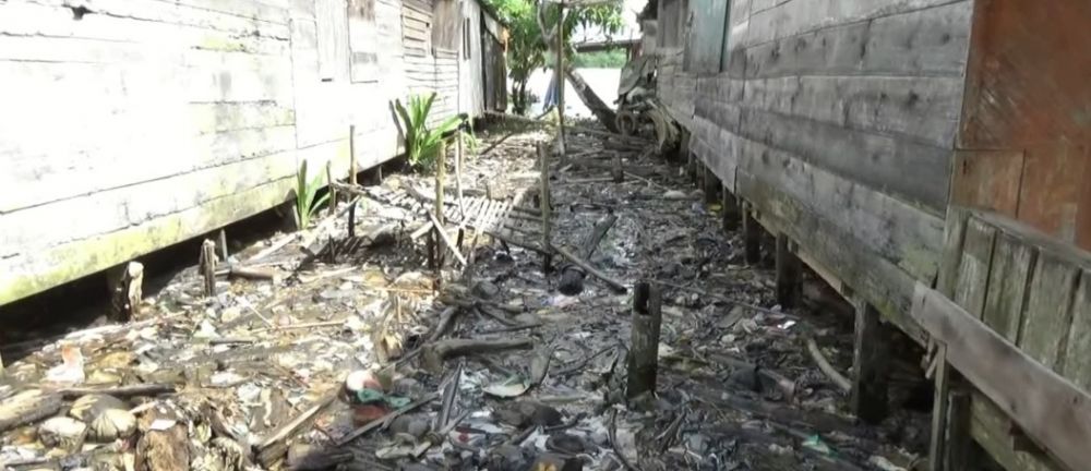 Tumpukan Sampah Akibat Air Pasang Jadi Pemandangan Masyarakat Pesisir