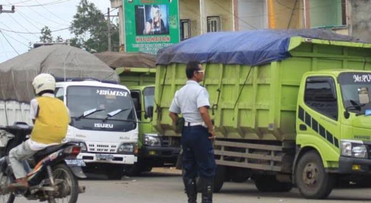 Truk Besar Masih Masuk Kota Jambi