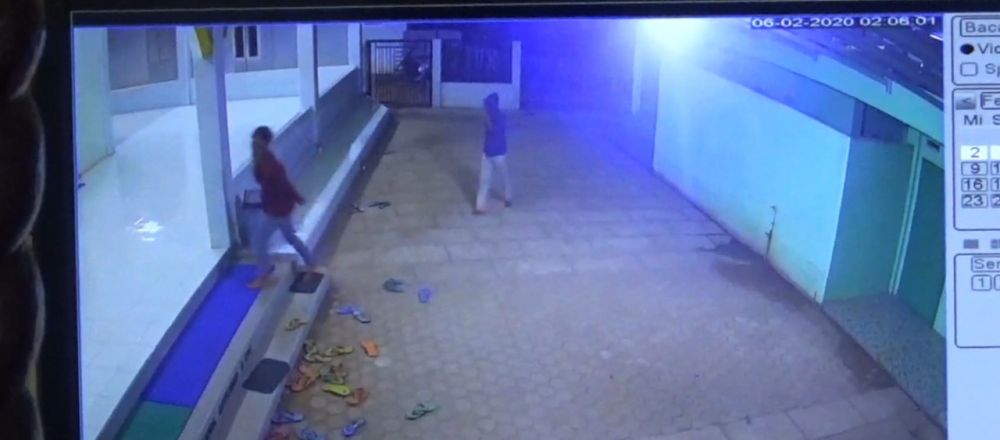 Terekam CCTV, Dua Pencuri Kotak Amal Beraksi Tengah Malam