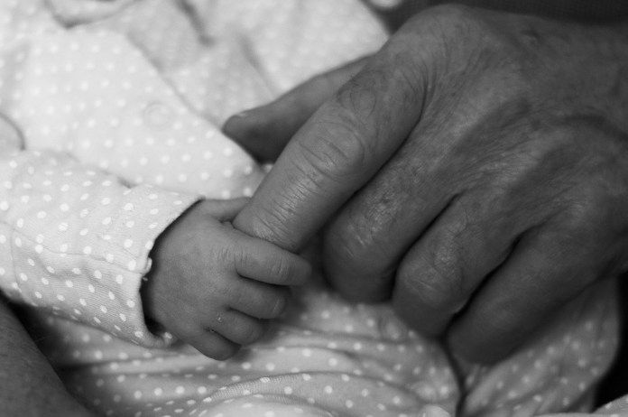 Punya Anak Bayi, Haruskah Diberi Masker Saat Keluar