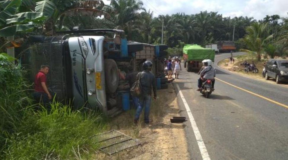 Bus Terguling Di Jalan Lintas Timur, Sang Supir Bus Melarikan Diri