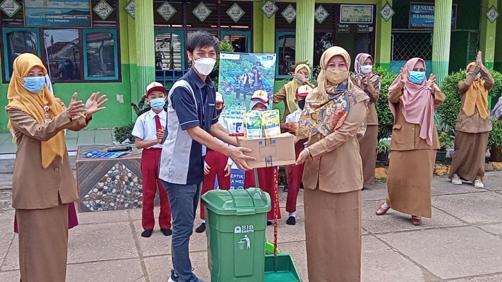 Wardah Kosmetik Berikan Bantuan Perlengkapan Kebersihan Ke SD Negeri 206
