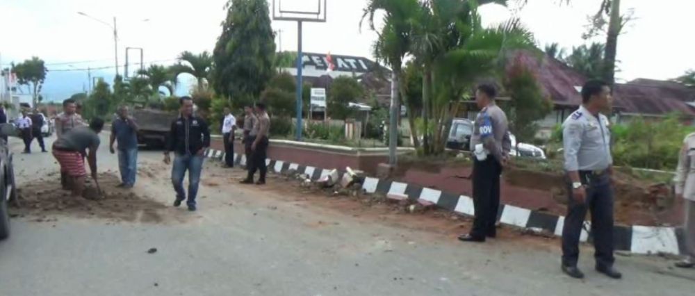 Rem Blong, Dump Truk Tabrak Pembatas Jalan