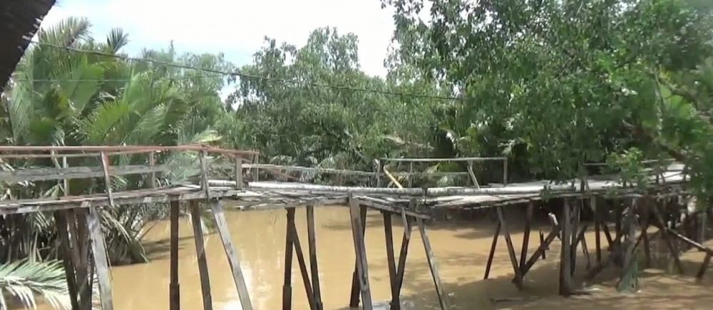 Jembatan Penghubung Antar Kampung Nyaris Ambruk