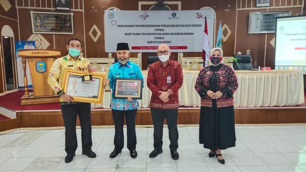 Bupati Kerinci Adirozal Terima 2 Plakat Penghargaan Dari OJK