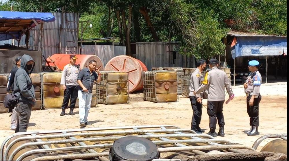 Polisi Tutup Paksa Gudang Minyak Ilegal di Aurduri dan Lingkar Barat