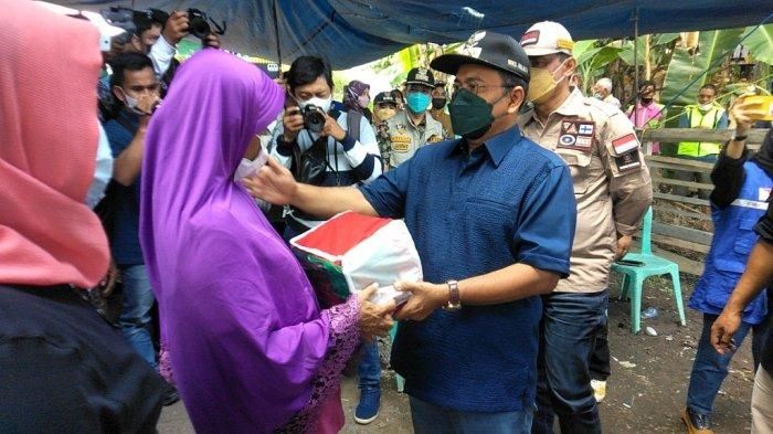 Wawako Maulana Salurkan Bantuan Korban Kebakaran Di RT 27 dan RT 38 Legok