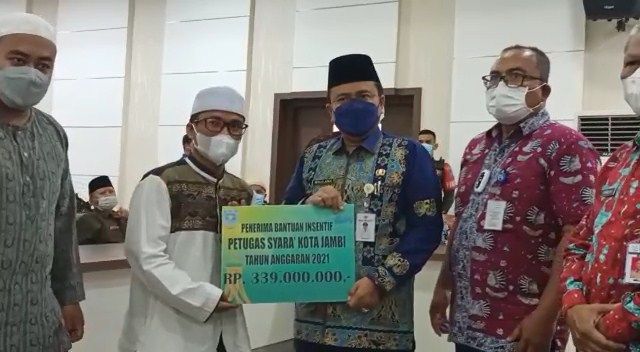 Wawako Maulana Serahkan Insentif Petugas Keagamaan Lingkup Kota Jambi