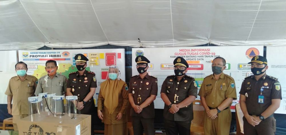 Memperingati Hari Bhakti Adhyaksa, Kejari Batanghari Berikan 150 Face shield Kepada BPBD Batanghari