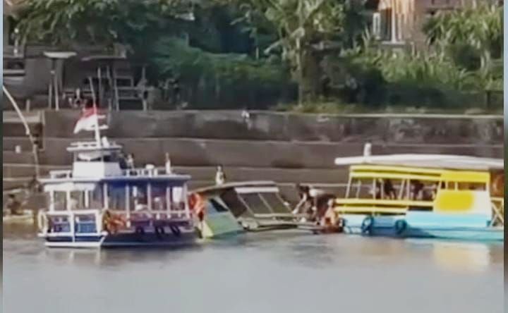 Diduga Kelebihan Muatan, Perahu Wisata Danau Sipin Karam 