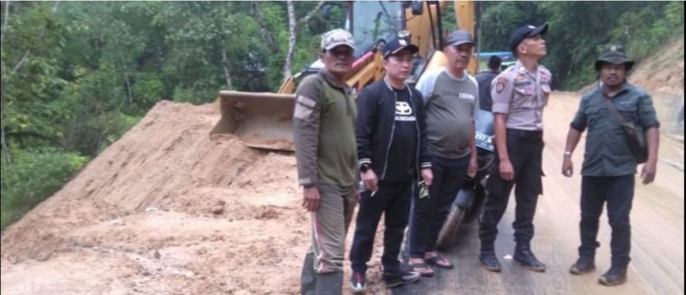 Pohon Tumbang Hingga Longsor Tutupi Jalan Nasional