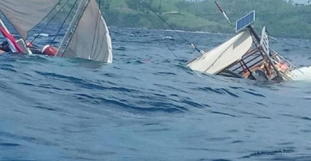Kapal Yang Ditumpangi Wartawan Istana Terbalik Di Labuan Bajo