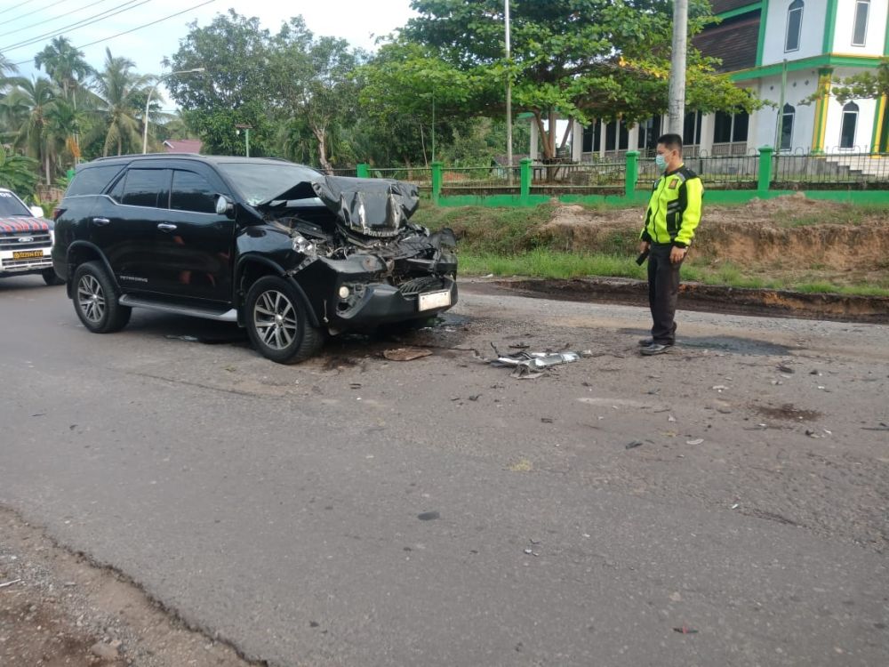 Mobil yang Ditumpangi Bupati Merangin Terlibat Kecelakaan di Batanghari