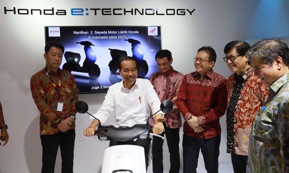 AHM Hadirkan Suguhan Kelas Dunia di IIMS 2023, Presiden RI Jokowi Coba Kendaraan Motor Listrik Honda EM1 e: 