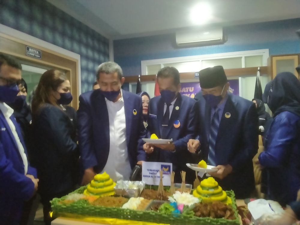 DPW Nasdem Jambi Potong Tumpeng HUT Nasdem Satu Dekade, Momentum Rapatkan Barisan Pemilu 2024