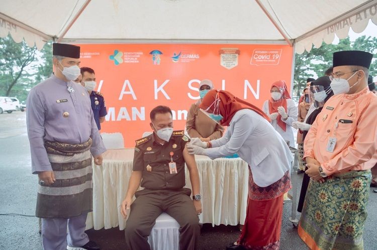 Wako Fasha dan Wawako Maulana Dampingi Pencanangan Penyuntikan Vaksin