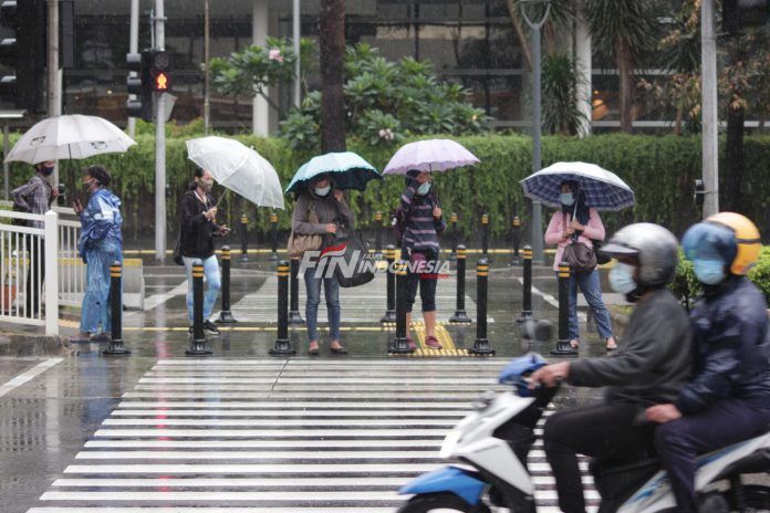 Waspada! Hujan Disertai Angin Guyur Jawa dan Sumatera